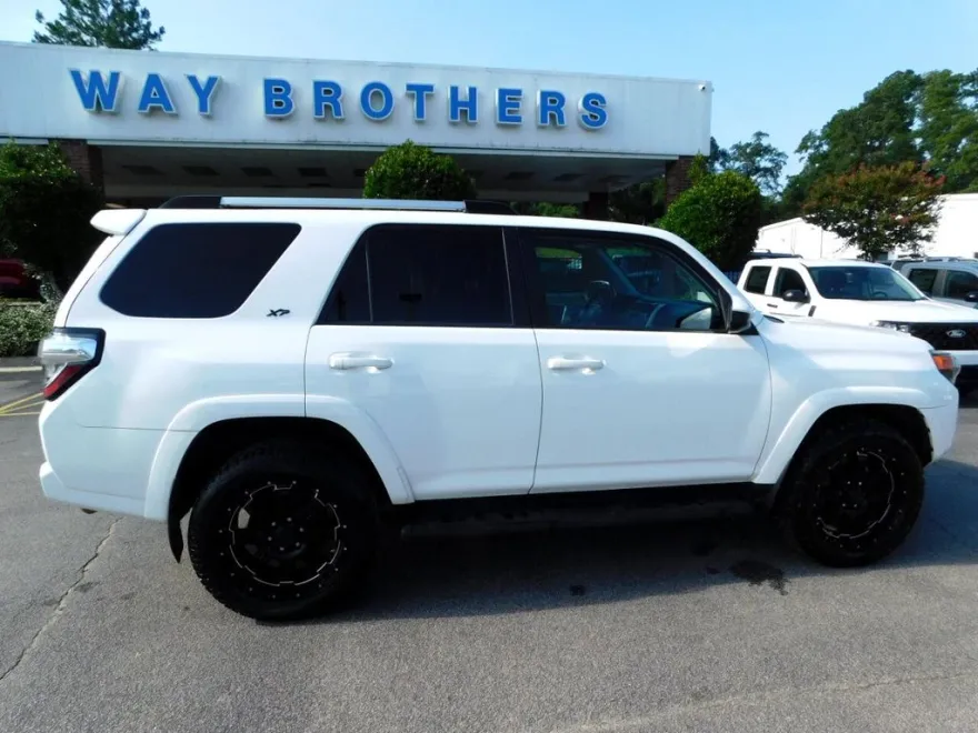 2019 Toyota 4Runner SR5 photo 1