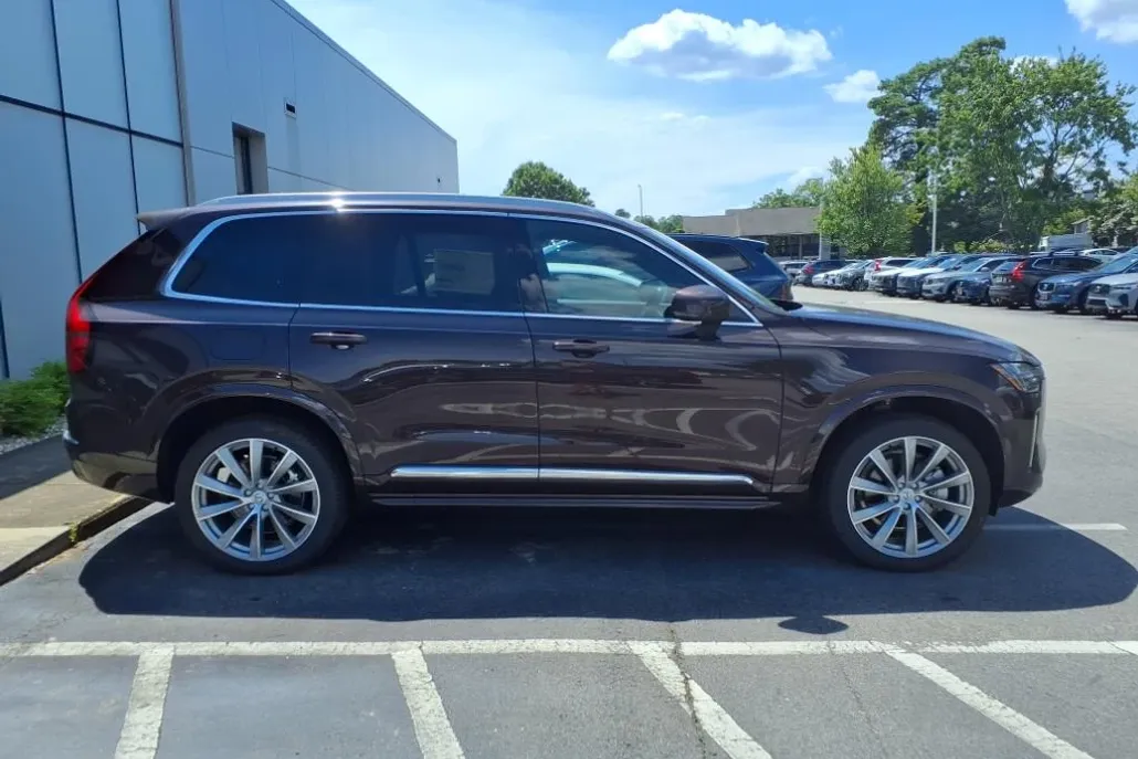 2025 Volvo XC90 B5 Core photo 1