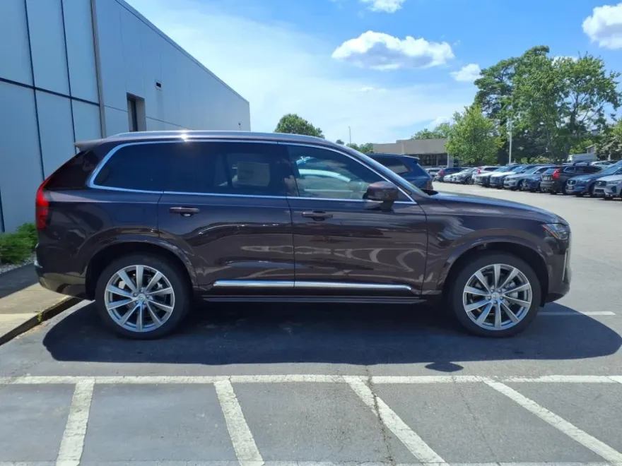 2025 Volvo XC90 B5 Core photo 1