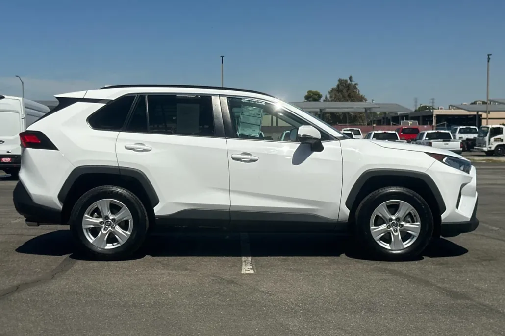2021 Toyota RAV4 XLE photo 1