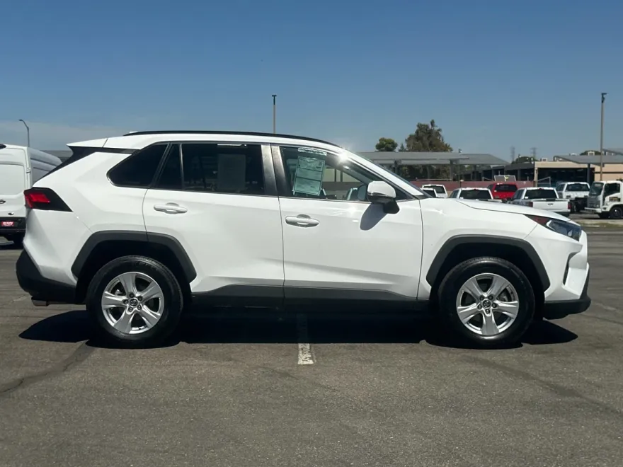 2021 Toyota RAV4 XLE photo 1