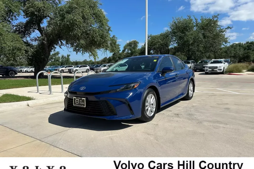 2025 Toyota Camry LE photo 1