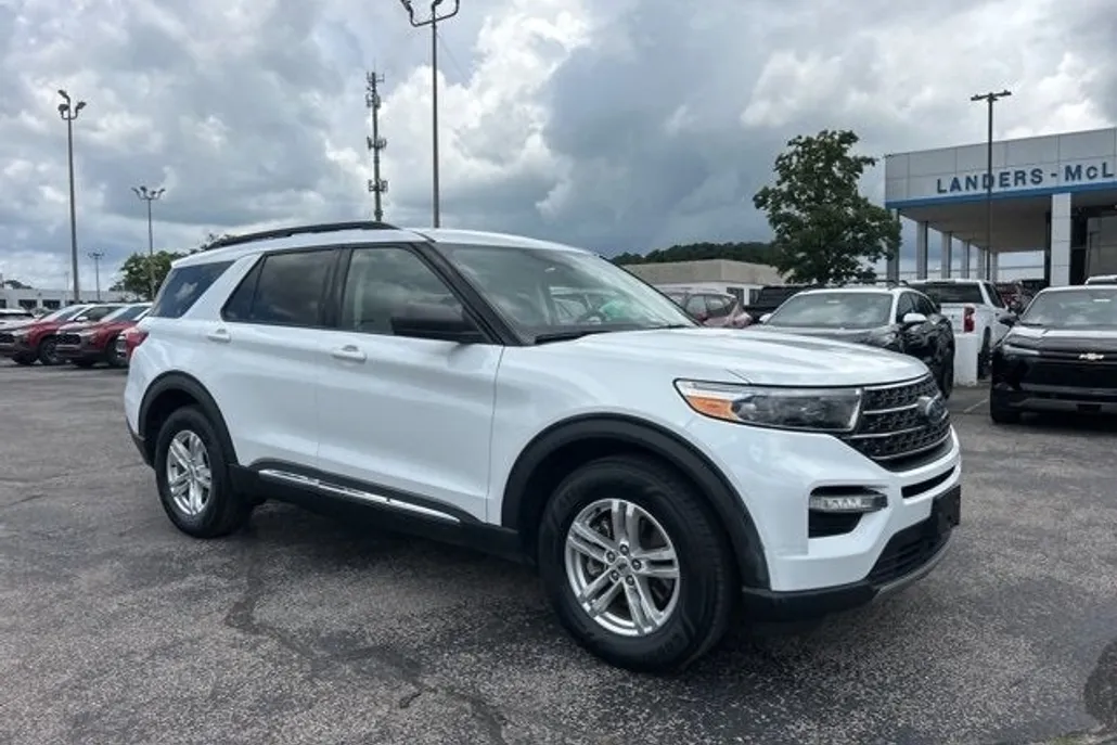 2023 Ford Explorer XLT photo 1