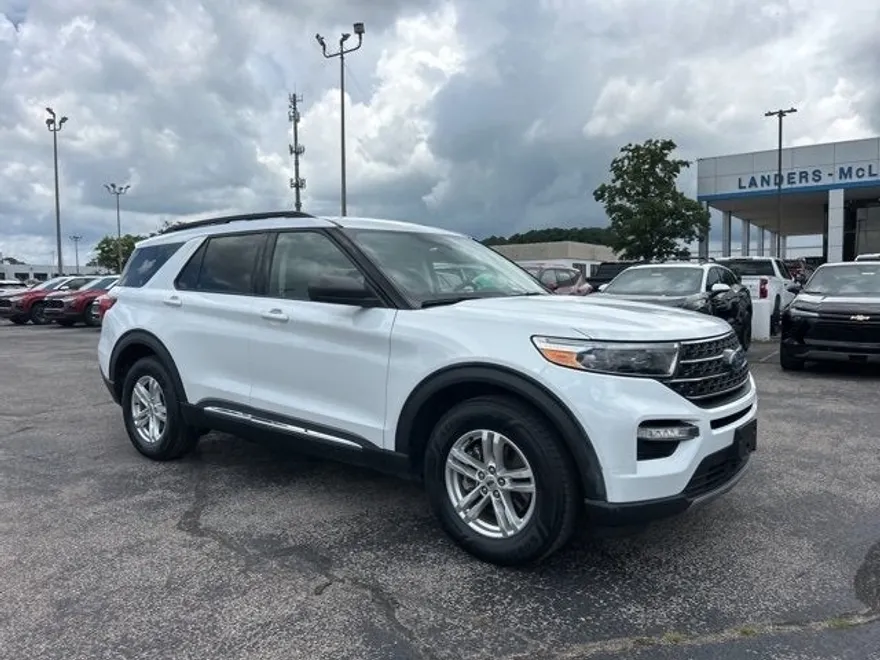 2023 Ford Explorer XLT photo 1