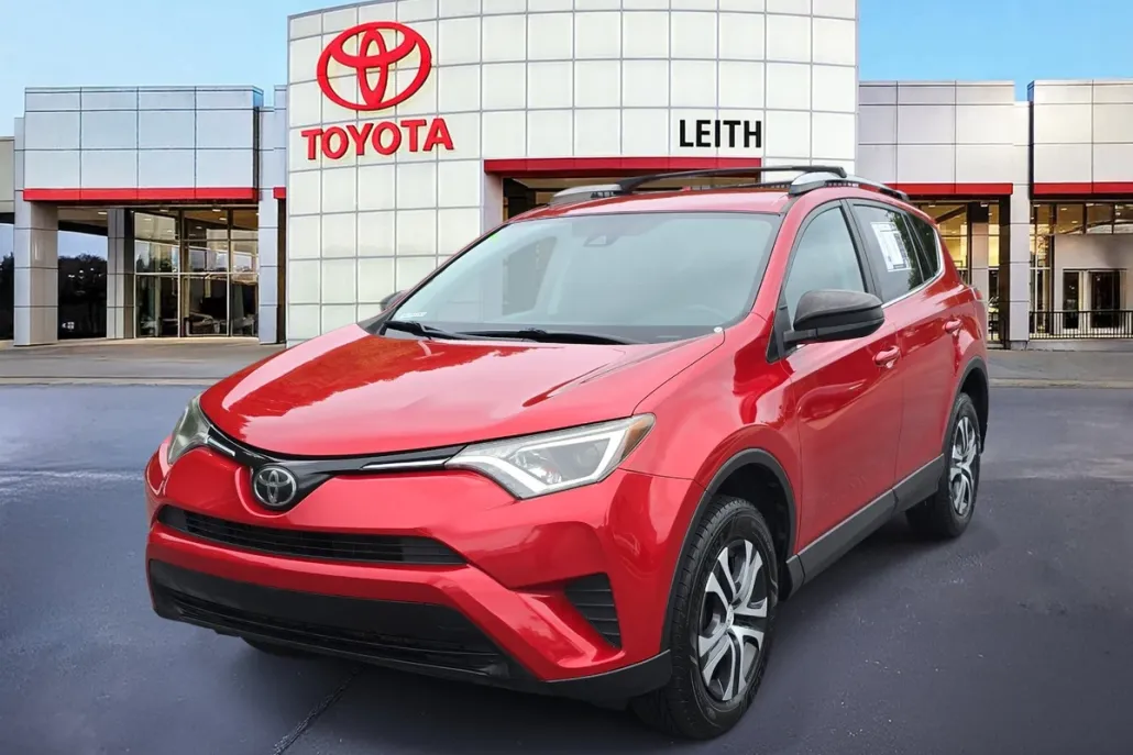 2017 Toyota RAV4 LE photo 1
