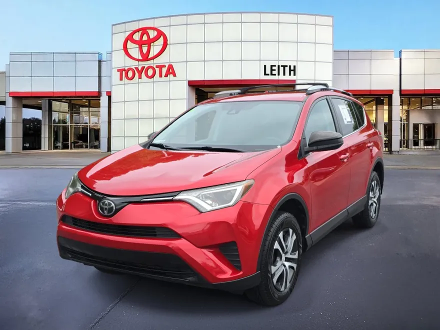 2017 Toyota RAV4 LE photo 1