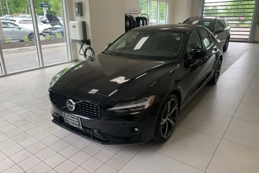 2025 Volvo S60 B5 Plus photo 1