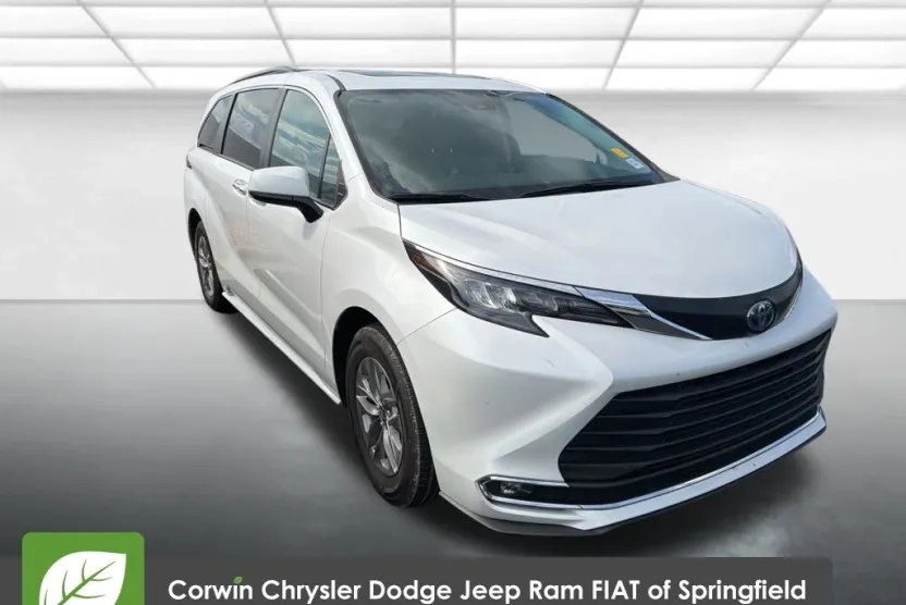 2024 Toyota Sienna XLE photo 1