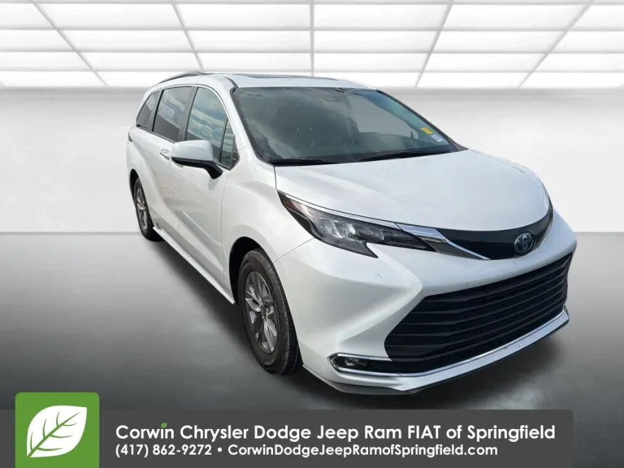 2024 Toyota Sienna XLE photo 1