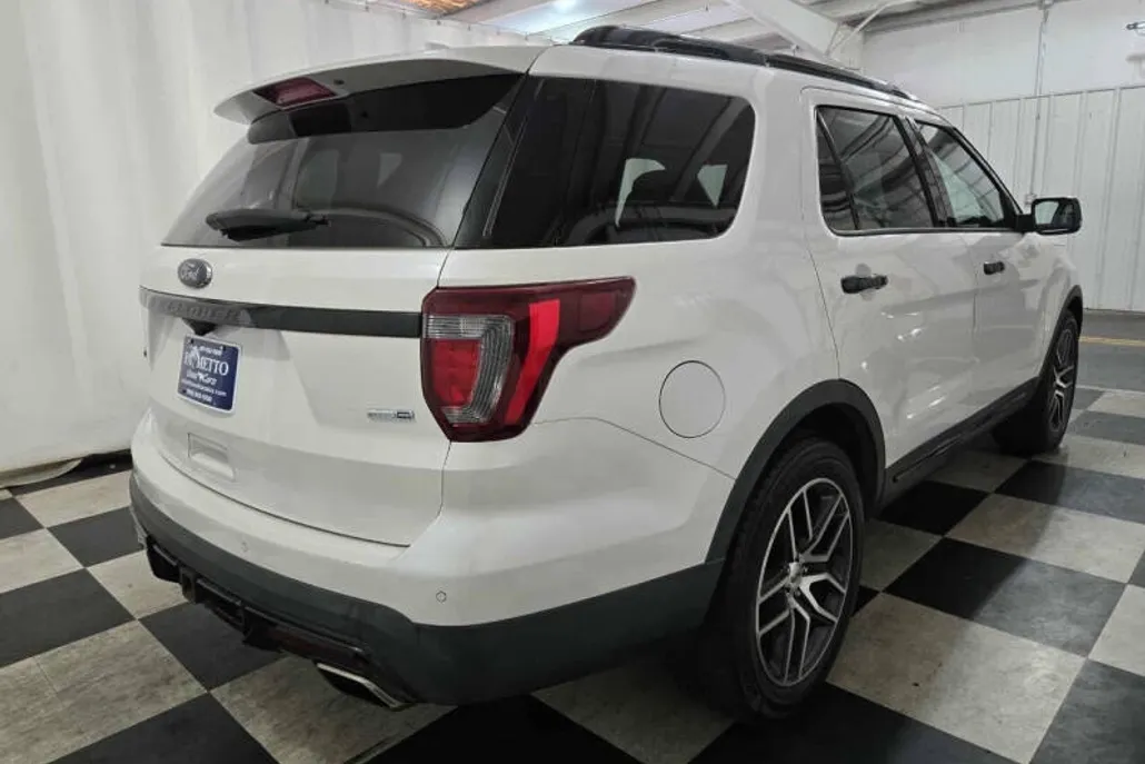 2017 Ford Explorer Sport photo 1