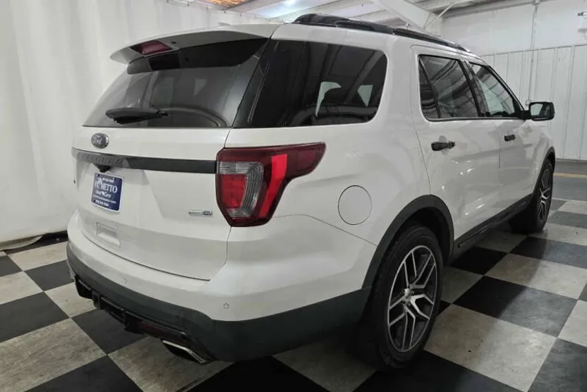2017 Ford Explorer Sport photo 1