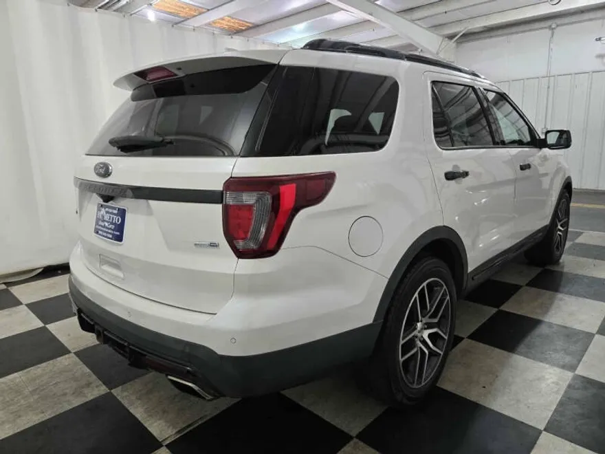 2017 Ford Explorer Sport photo 1