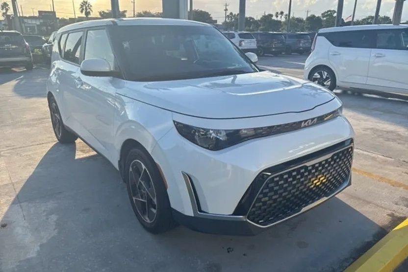 2023 Kia Soul EX photo 1
