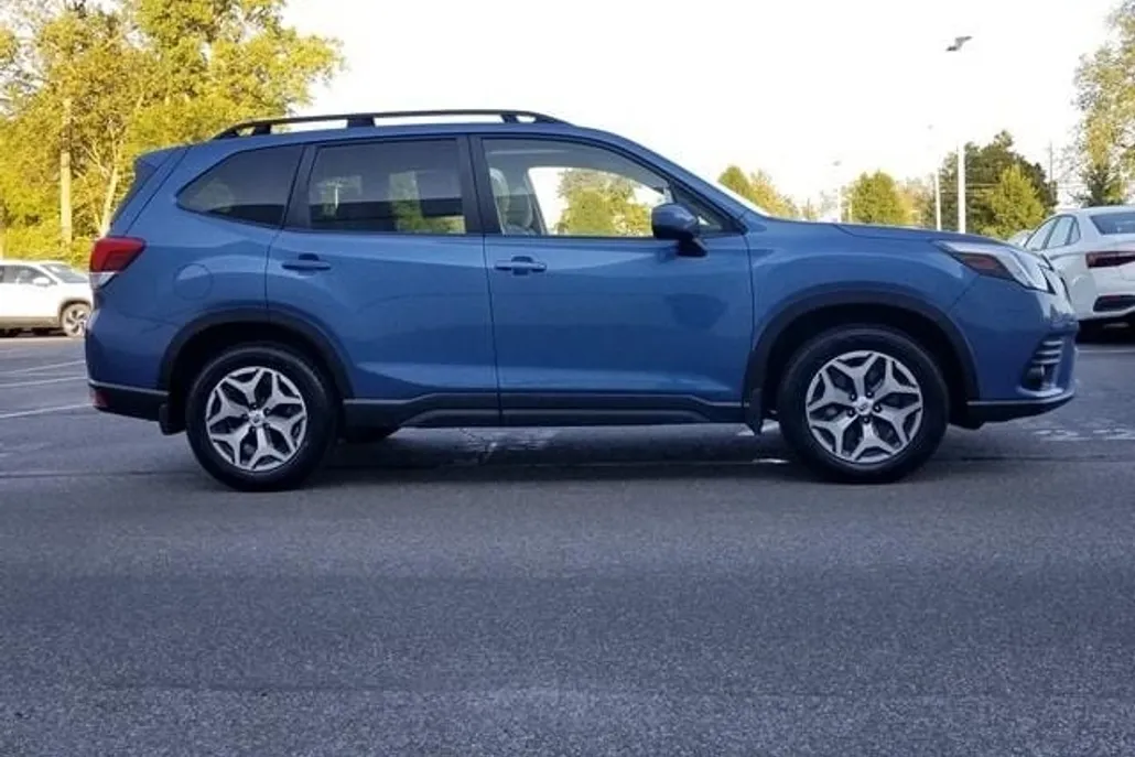 2023 Subaru Forester Premium photo 1