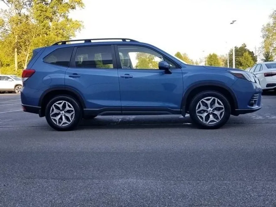 2023 Subaru Forester Premium photo 1