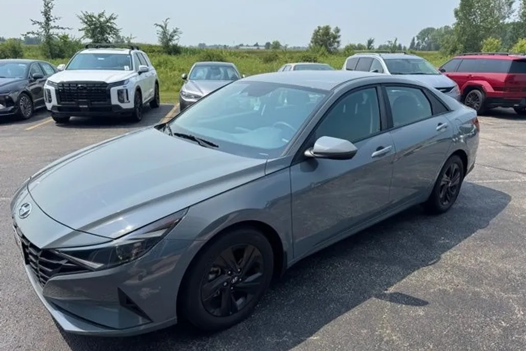 2022 Hyundai Elantra SEL photo 1