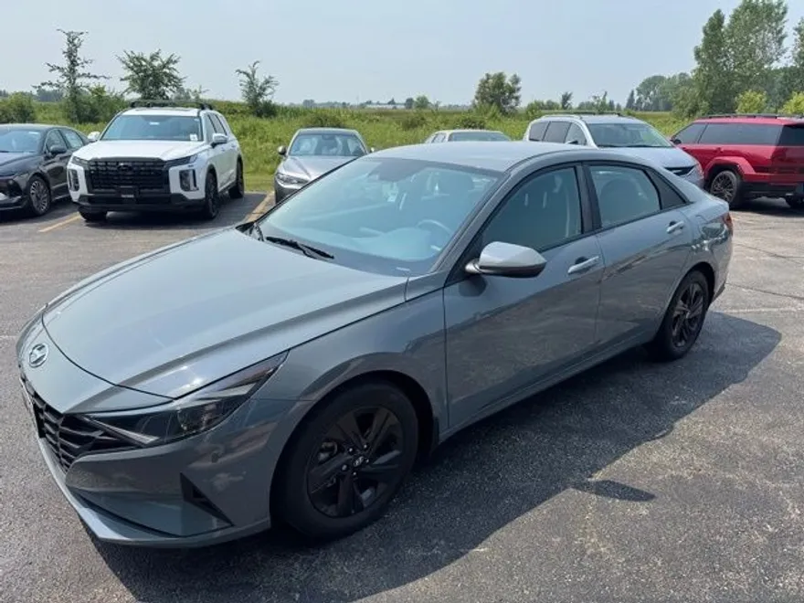 2022 Hyundai Elantra SEL photo 1