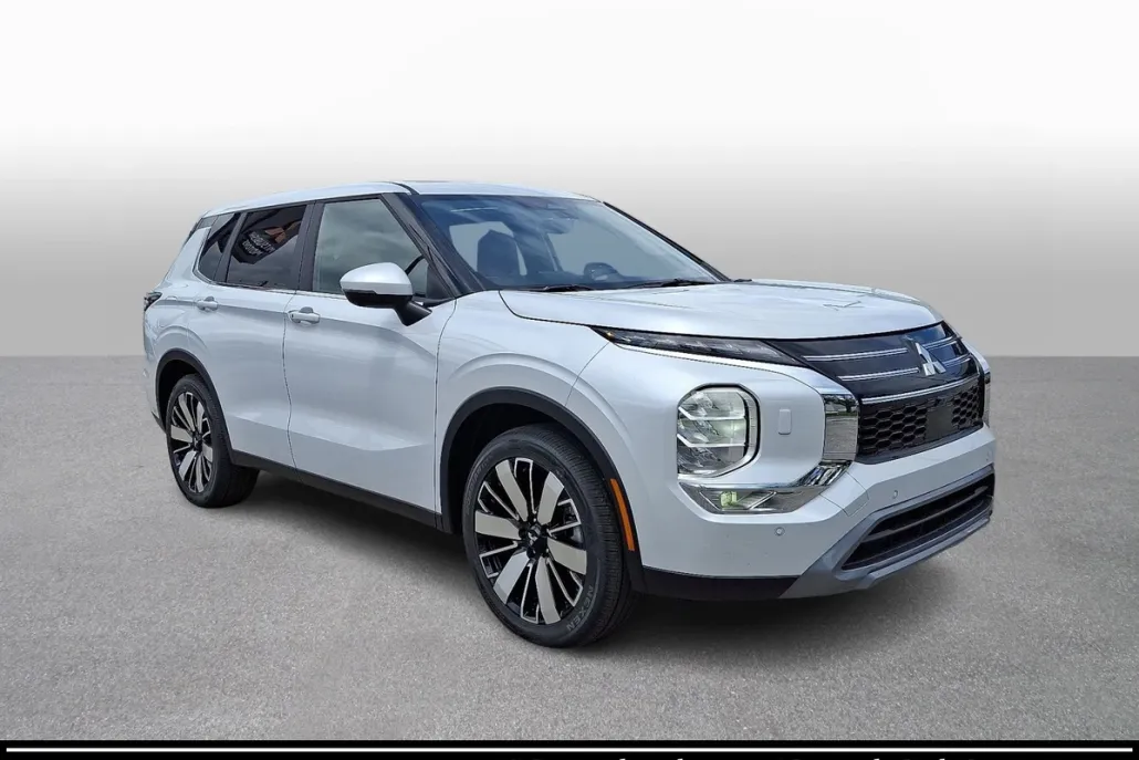 2025 Mitsubishi Outlander SE photo 1