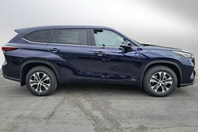 2025 Toyota Highlander Hybrid XLE photo 1