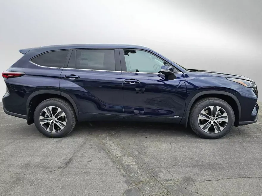 2025 Toyota Highlander Hybrid XLE photo 1