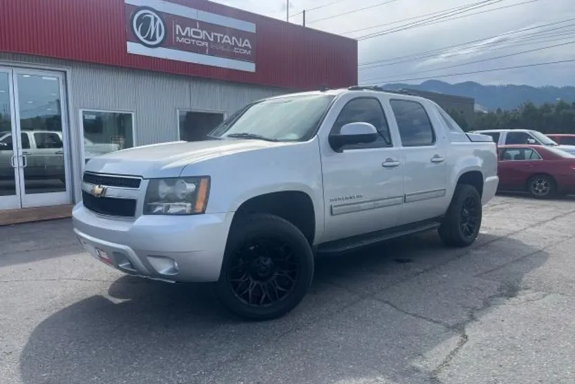 2011 Chevrolet Avalanche LT photo 1
