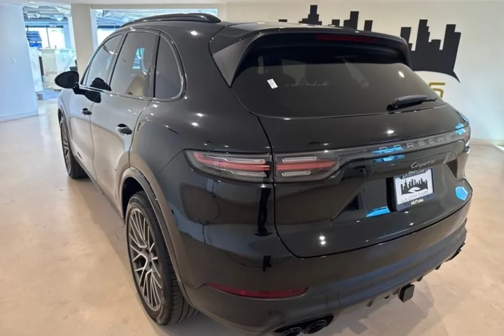 2022 Porsche Cayenne Platinum Edition photo 1