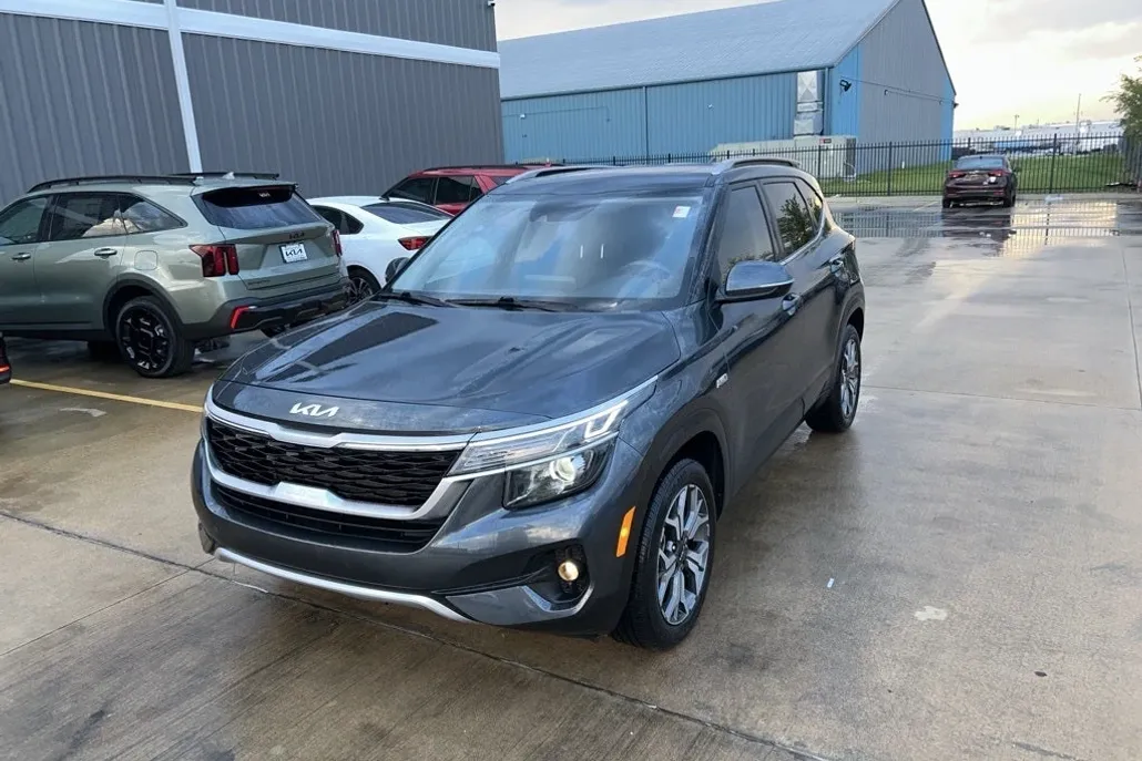 2023 Kia Seltos EX photo 1
