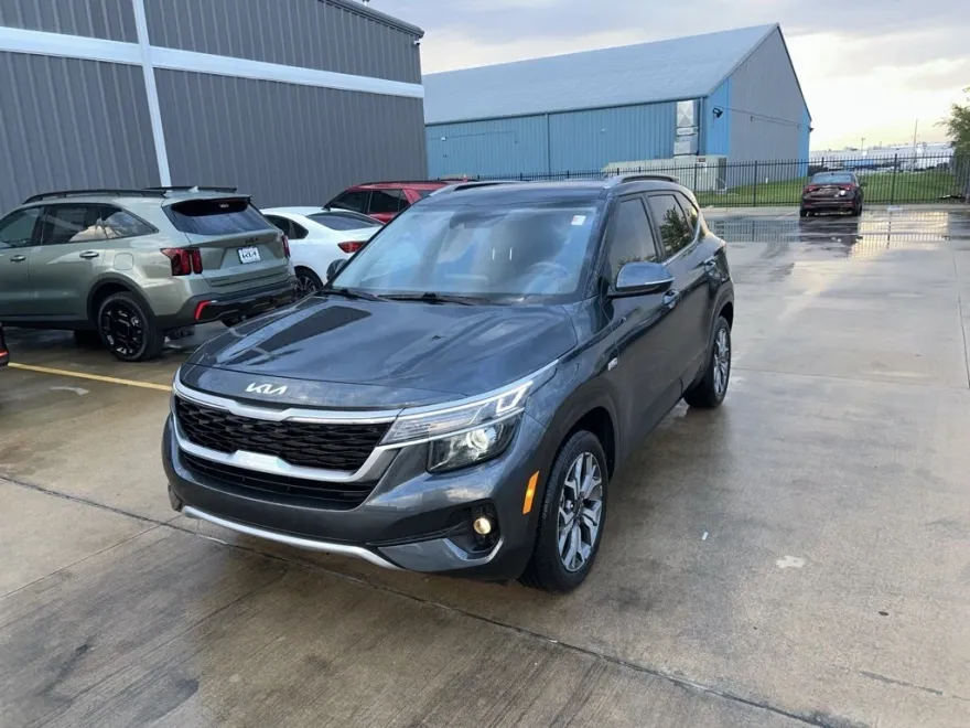 2023 Kia Seltos EX photo 1
