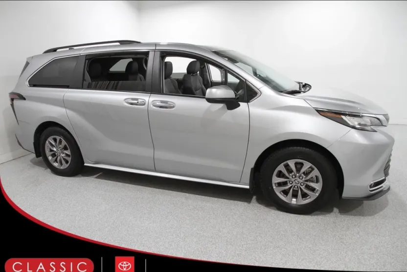 2023 Toyota Sienna XLE photo 1