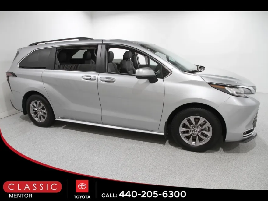 2023 Toyota Sienna XLE photo 1