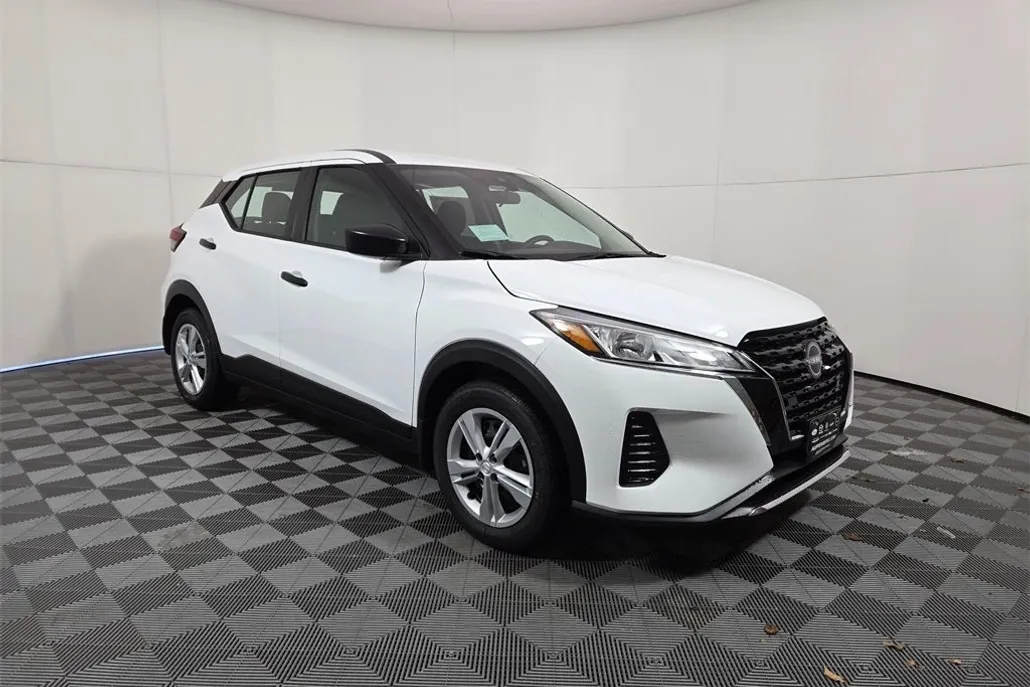 2025 Nissan Kicks Play S photo 1