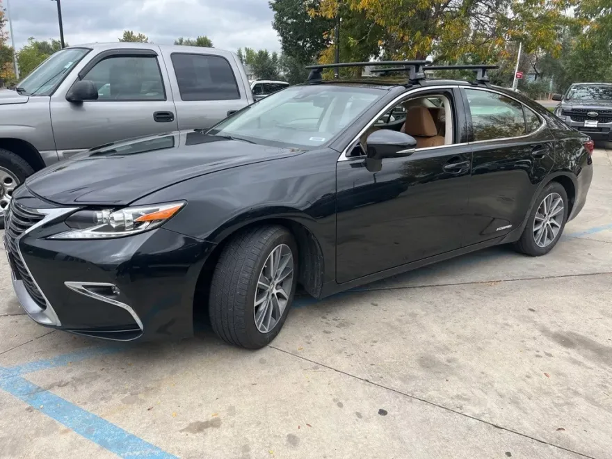 2017 Lexus ES 300h photo 1