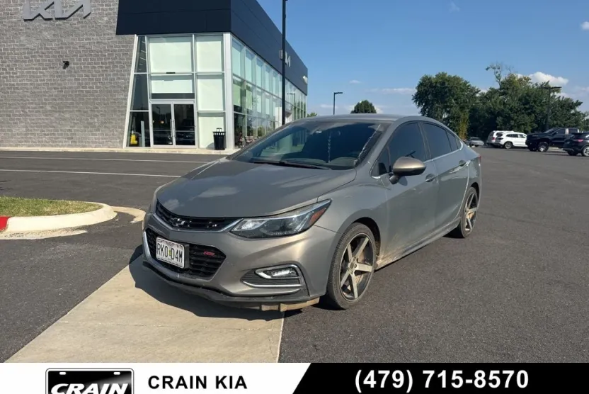 2017 Chevrolet Cruze LT photo 1