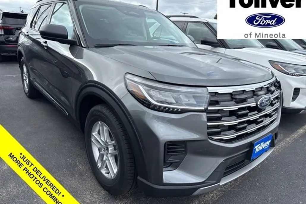 2025 Ford Explorer photo 1