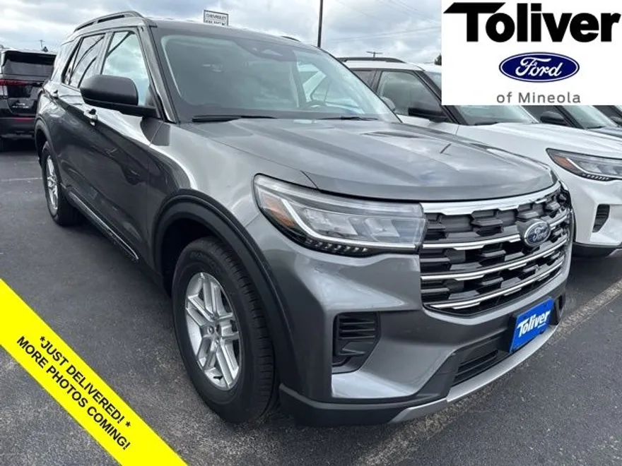 2025 Ford Explorer photo 1