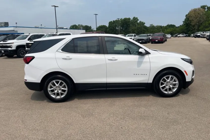 2023 Chevrolet Equinox LT photo 1