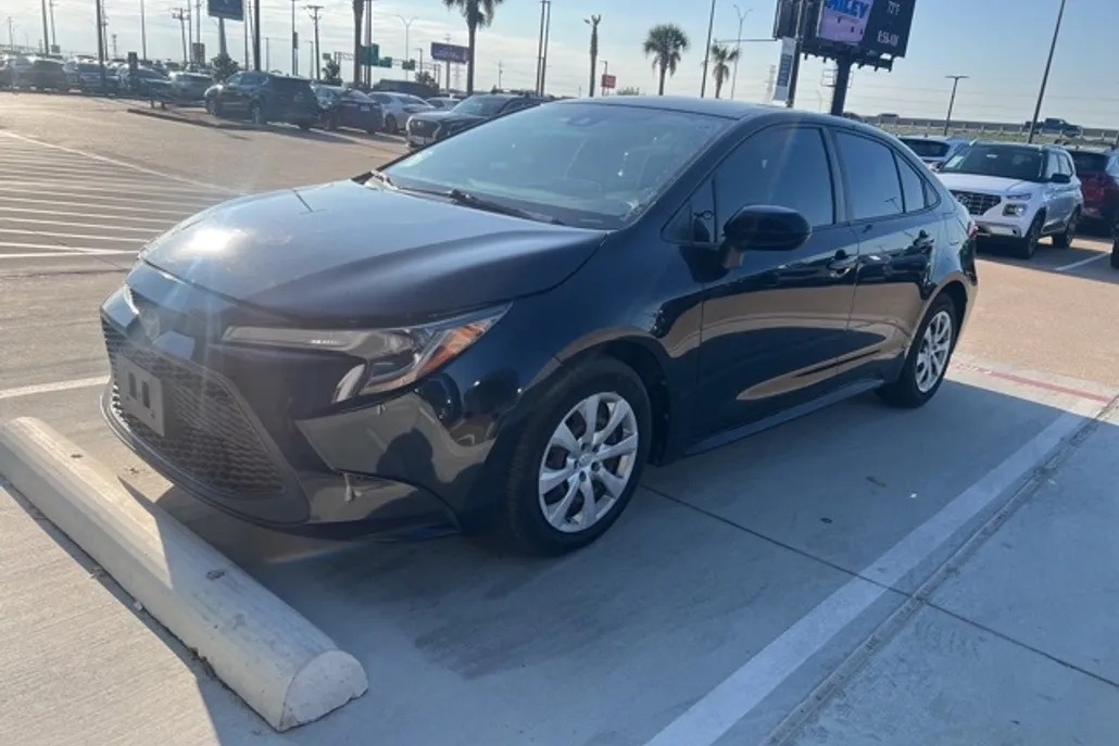 2020 Toyota Corolla LE photo 1