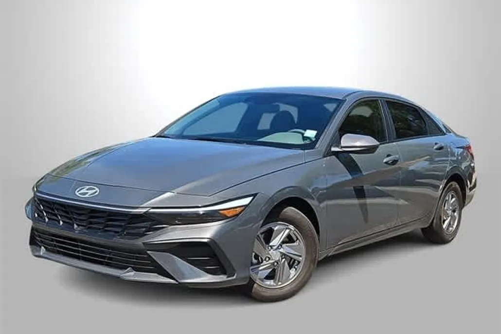2025 Hyundai Elantra SE photo 1