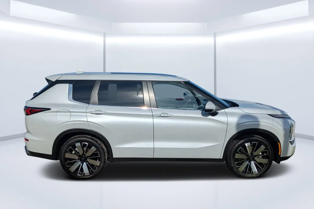 2025 Mitsubishi Outlander SE photo 1