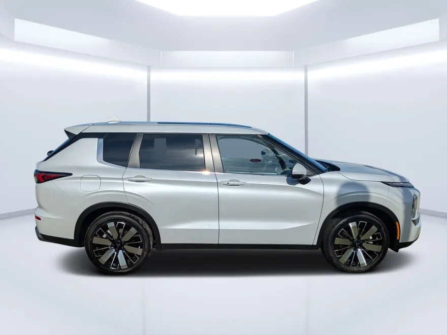 2025 Mitsubishi Outlander SE photo 1