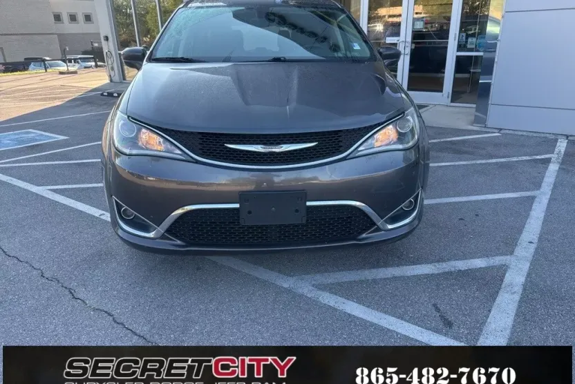 2017 Chrysler Pacifica Touring L photo 1