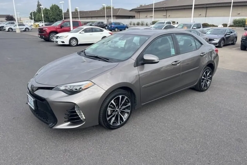 2017 Toyota Corolla SE photo 1