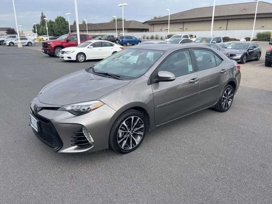 2017 Toyota Corolla SE photo 1