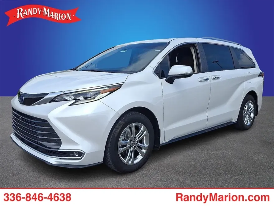 2022 Toyota Sienna Platinum photo 1