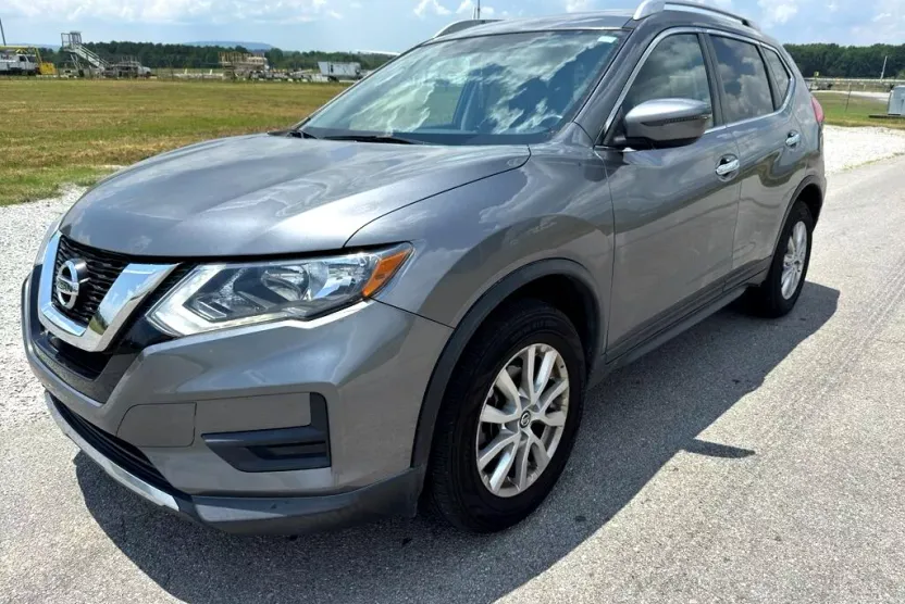 2017 Nissan Rogue SV photo 1