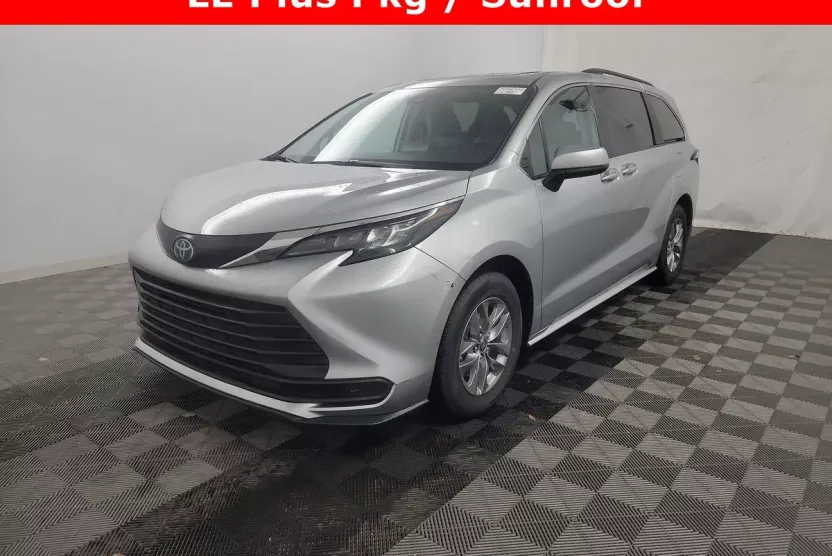 2024 Toyota Sienna LE photo 1