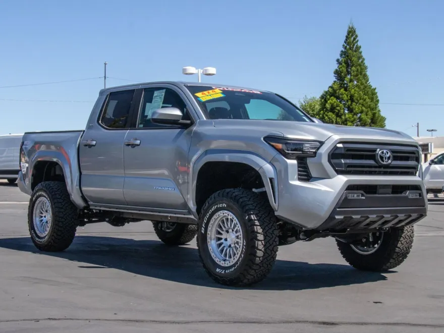 2025 Toyota Tacoma SR5 photo 1