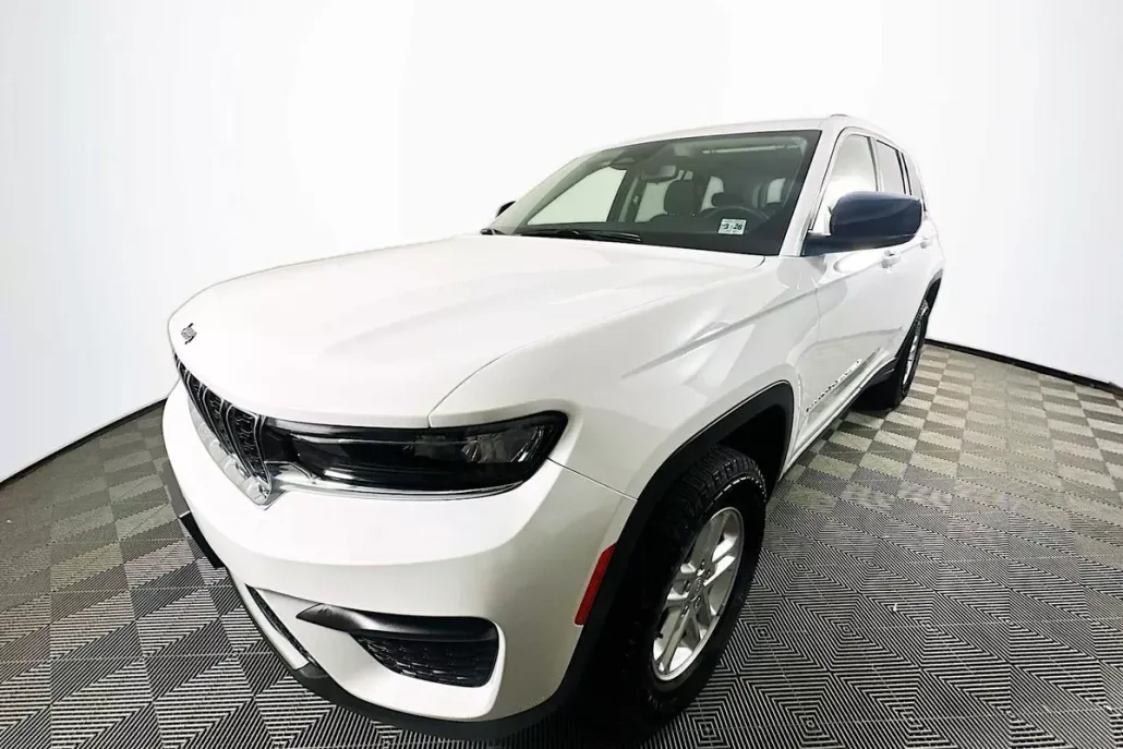 2023 Jeep Grand Cherokee Laredo photo 1