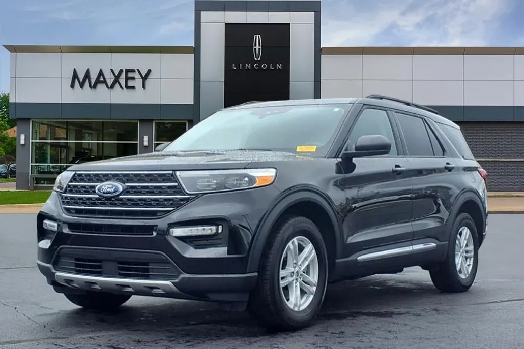 2023 Ford Explorer XLT photo 1