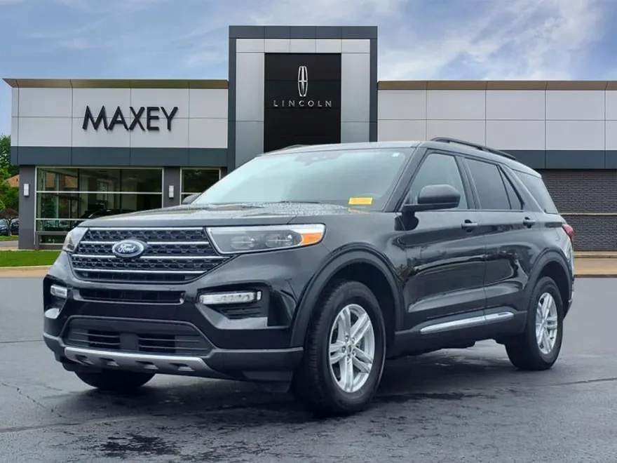 2023 Ford Explorer XLT photo 1